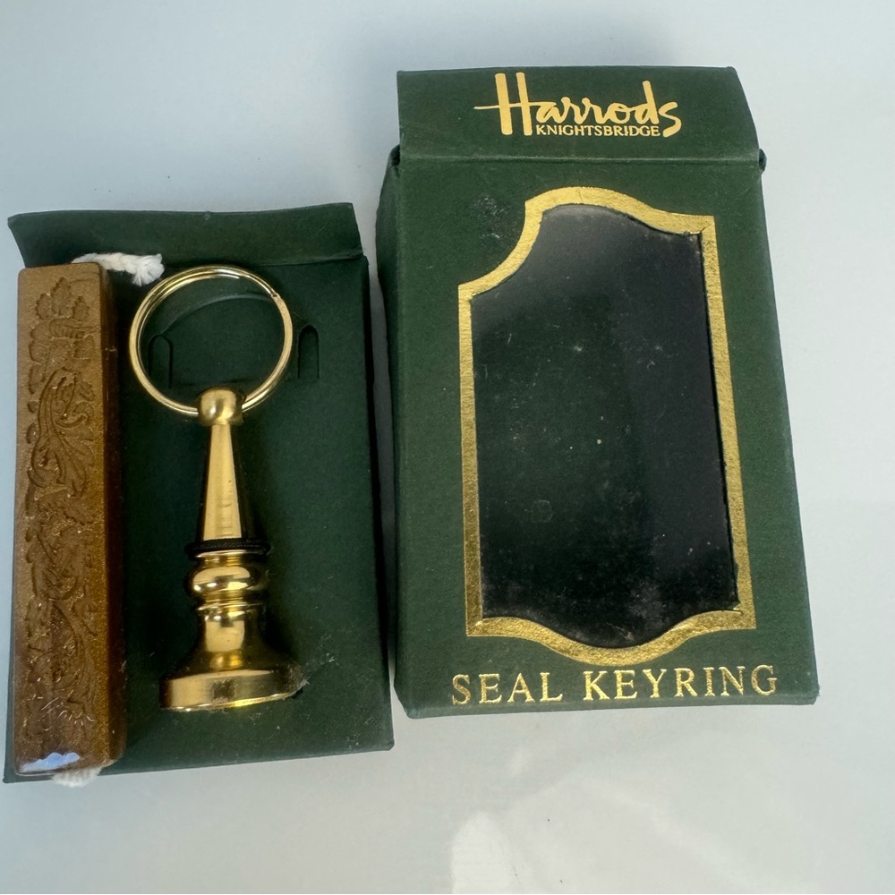 Harrod’s seal keyring Knightsbridge NWT